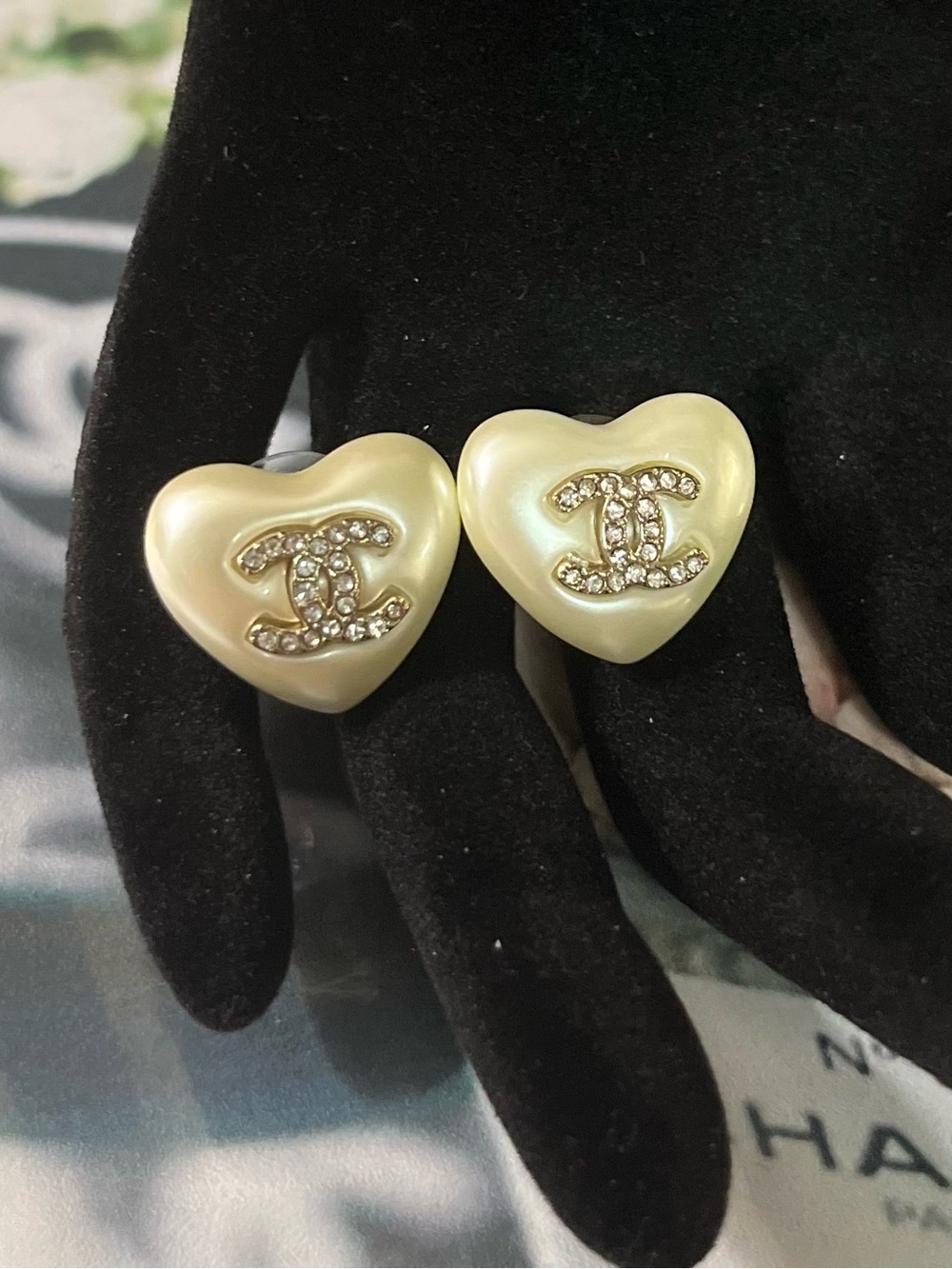 CHANEL Pearl Heart CC Crystal stud Earrings - Cream